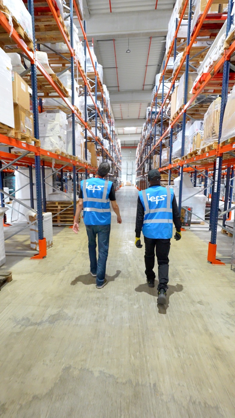 Équipe IEFS dans les allées de l'entrepôt du Thillay