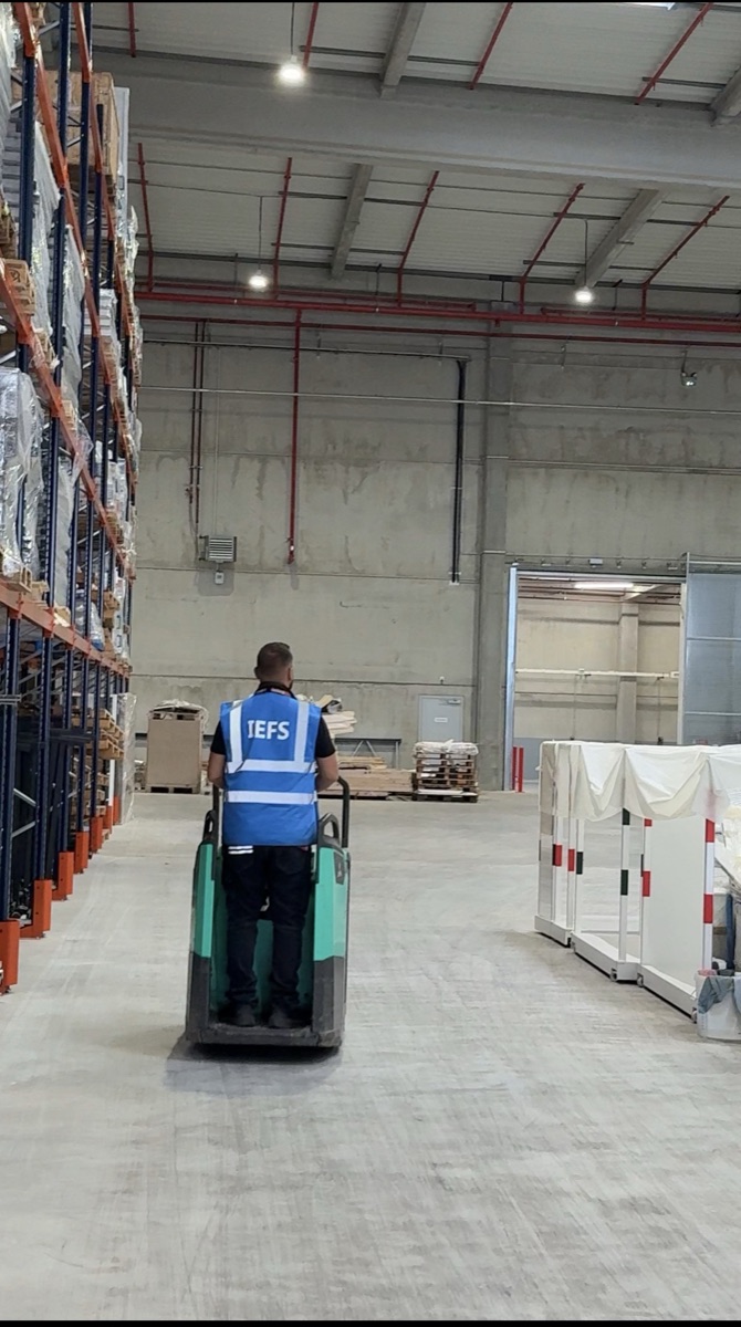 Collaborateur IEFS en entrepôt