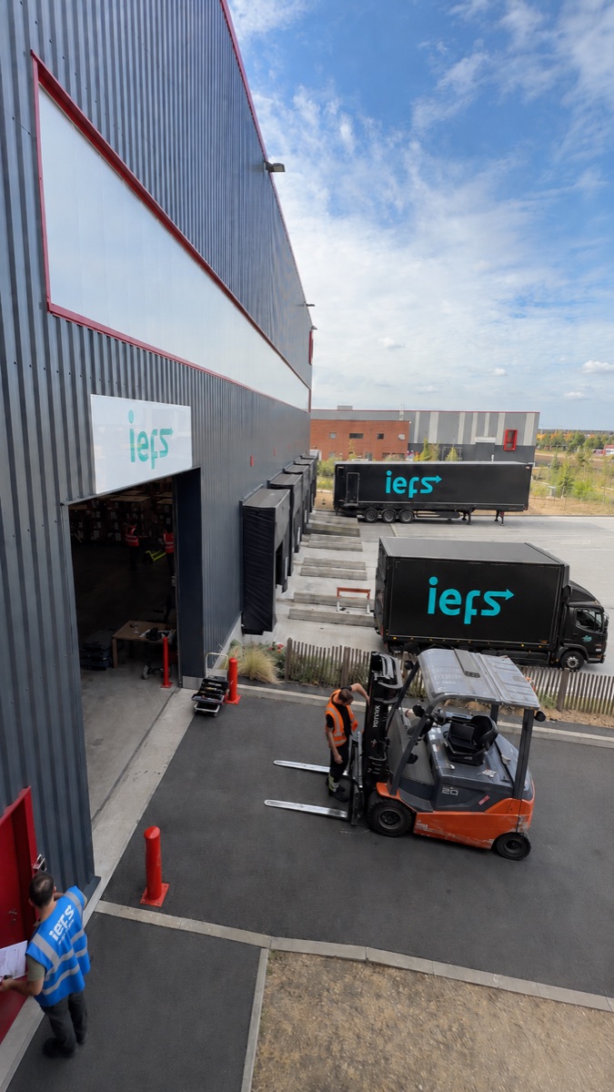 Camions IEFS au départ du quai de l'entrepôt du Thillay